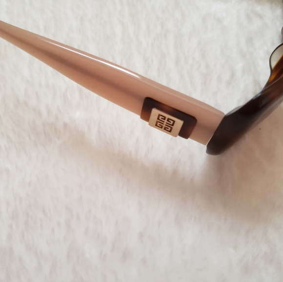 Givenchy authentic sunglasses nude/brown